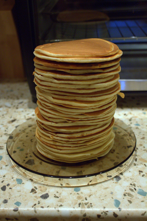 Блинные мини-тортики с сёмгой.