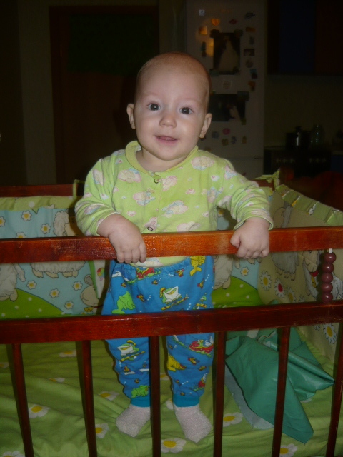 В 5 месяцев встал на ножки...