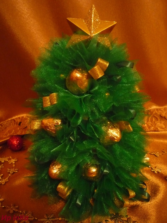 Бутылка шампанского и коробка конфет в новогоднем декоре, ёлочка.