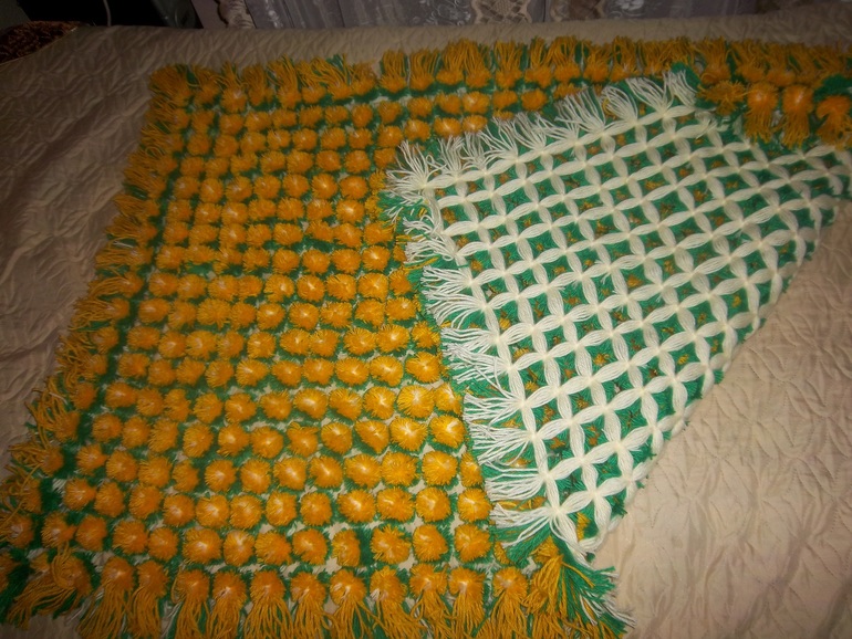 Плед из помпонов ручной работы