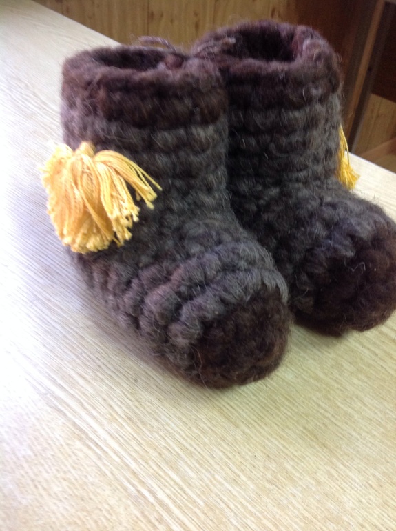 Вяжу  , носочки плотные как валеночки, пончо, свитера .а также попробовала сделать деревянные часики с милым оформлением, мне кажется прекрасный подарок любимым.