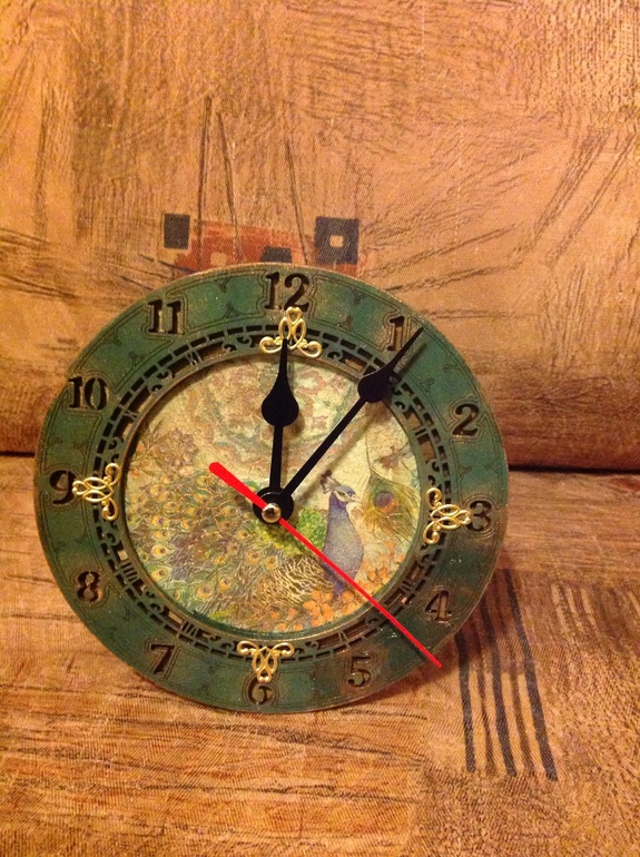 Прекрасные деревянные часики с милым оформлением