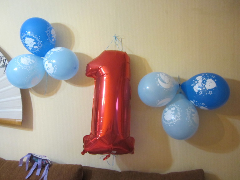 ровно год назад папа забрал нас из рд))наше годовасие и много фоток))