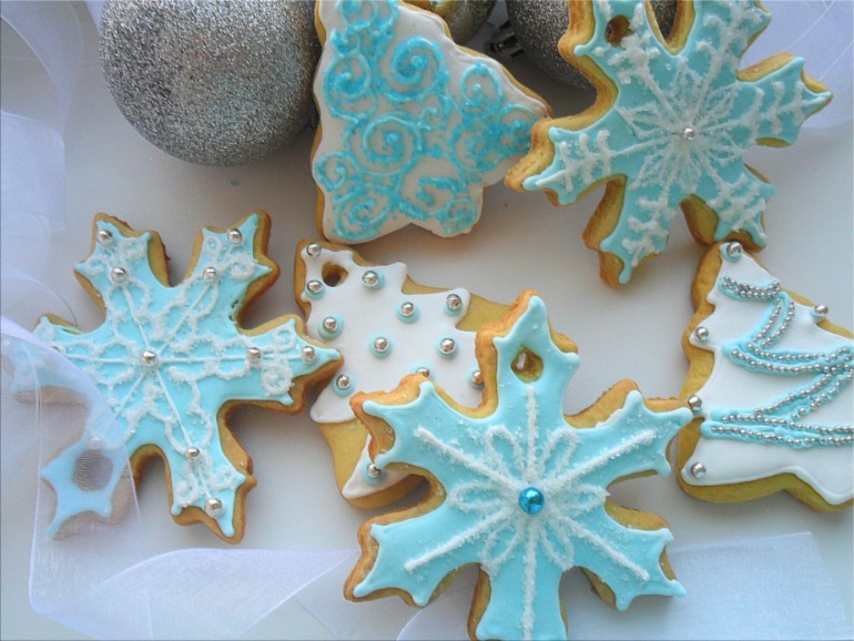 Снежинки и елочки))