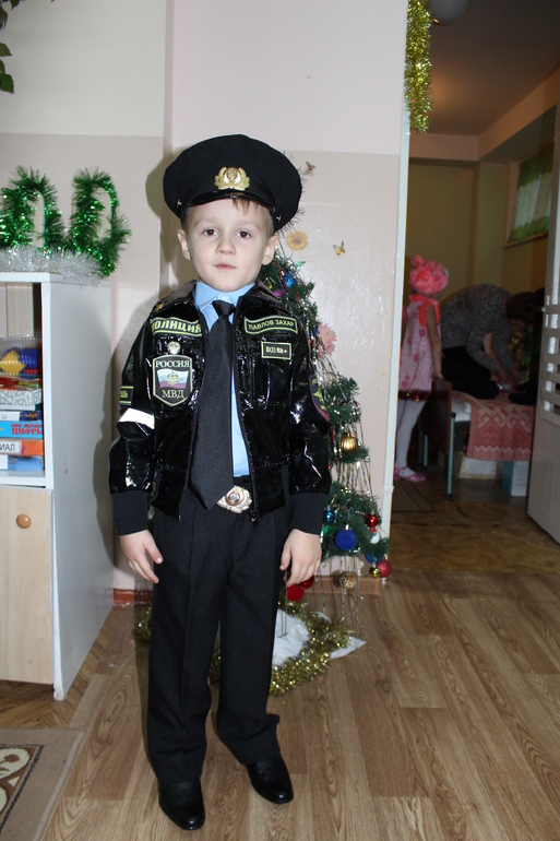 наш полицейский костюм.