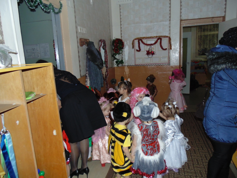 А у нас сегодня в саду , Новогодний утренник !!! ))) ... и любимая  наша - Кукла Милаша )))