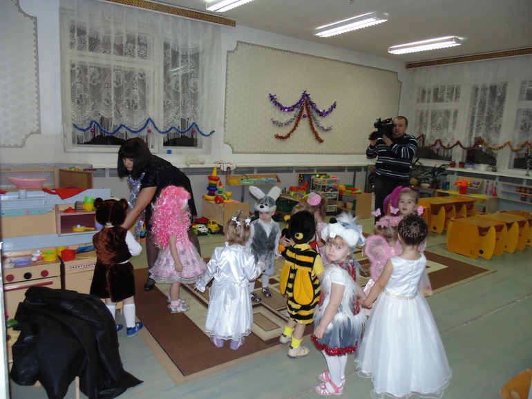 А у нас сегодня в саду , Новогодний утренник !!! ))) ... и любимая наша - Кукла Милаша )))