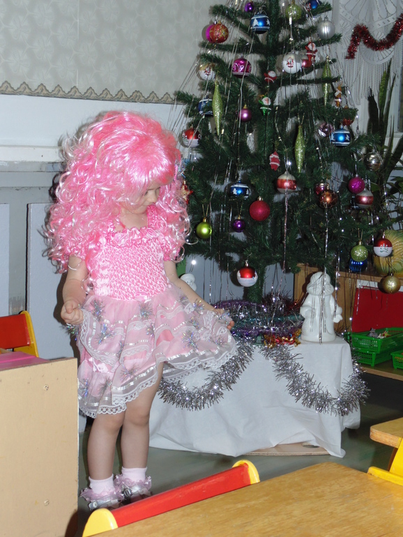 А у нас сегодня в саду , Новогодний утренник !!! ))) ... и любимая наша - Кукла Милаша )))