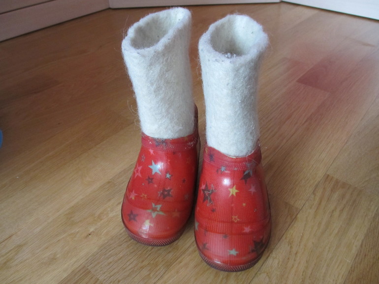 Продам теплые красные валенки:)