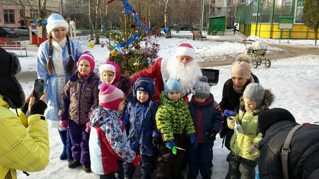 Ёлка во дворе с друзьями