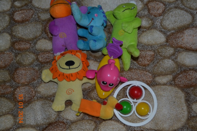 Отдам даром. Кофточка 92-98, жилетка 86-92, имитfция Crocss 25-26 и игрушки.