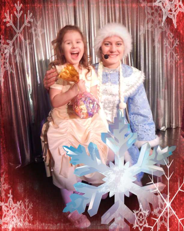 Дочка со снегурочкой и со сладким подарком