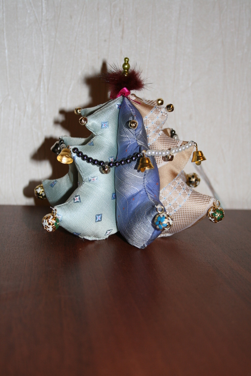 Мужу елочка на рабочий стол из его первых галстуков....