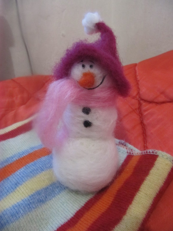 Мои шерстяные картины:"Ночной туман" и "Снежная корлева", а так же снеговичек:)