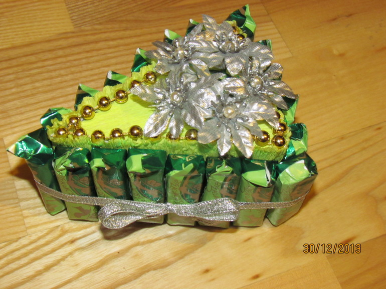 Ананасы и кусочек торта.