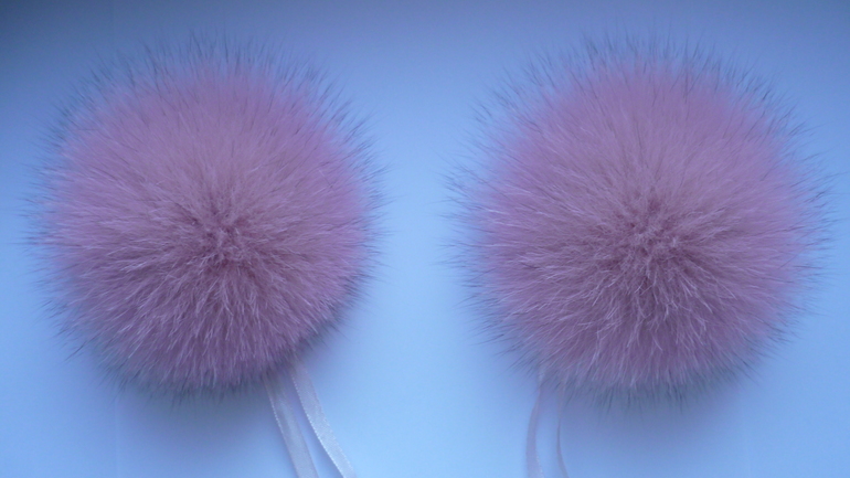 Меховые помпоны из Песца. цвет персиковый.