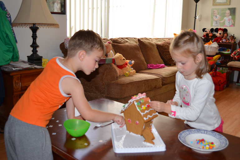 Наш первый Домик из печенья и просто печенья))) 3г.8мес.