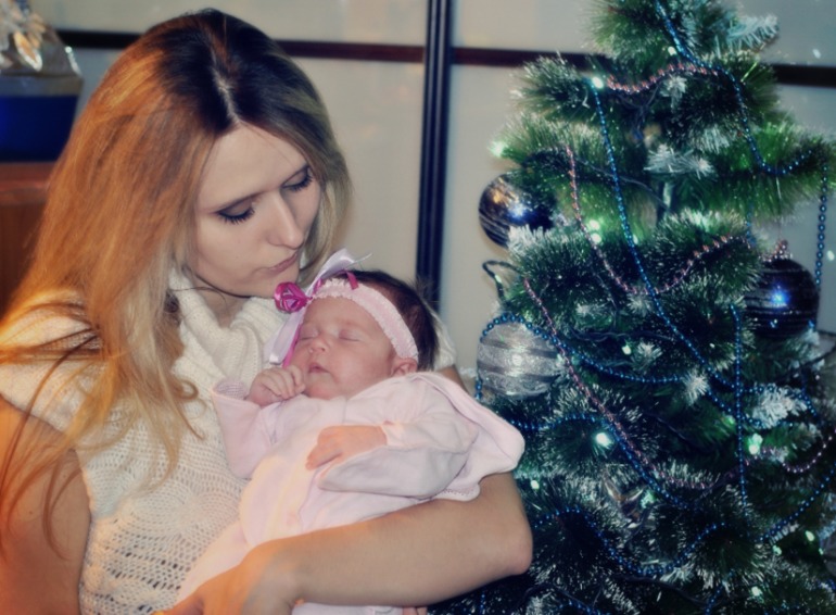 Наше предновогоднее чудо под елочкой и ВСЕХ С НАСТУПАЮЩИМ :)