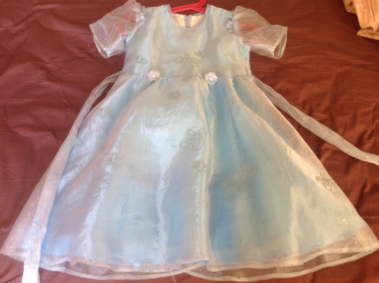 Продам платье нежно- голубое, примерно на 4 года, цена 500 руб.