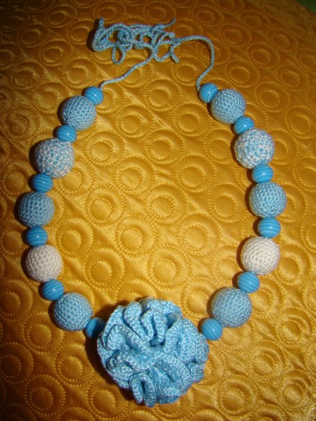 Вот эти бусики тоже связаны на подарки...