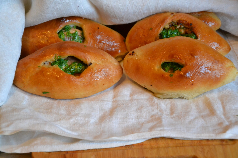 Расстегаи с рыбным бульоном.