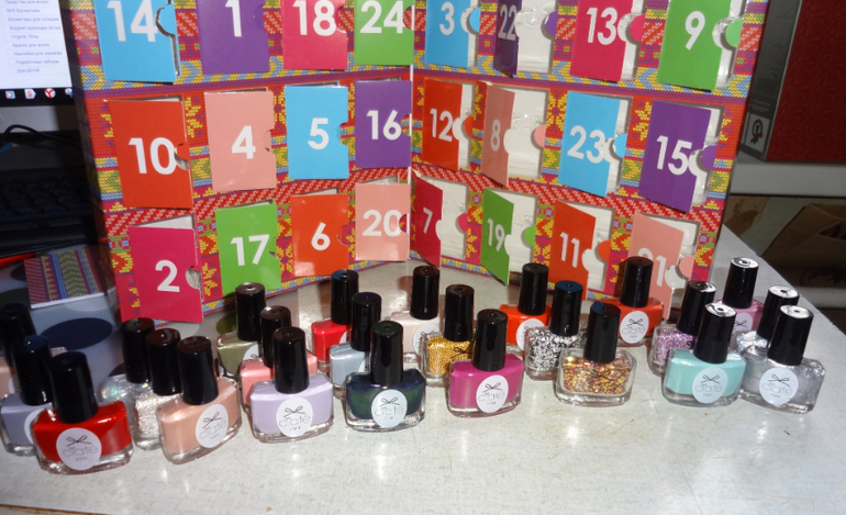 Набор лаков для ногтей Ciat Mini Mani Month 24 штуки