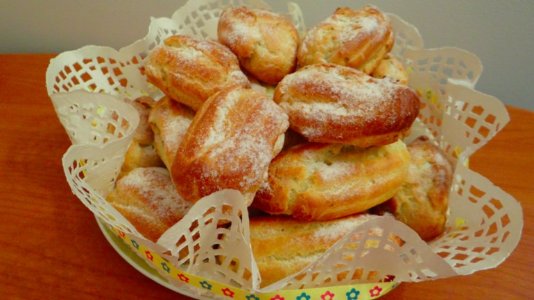 Эклеры с сливочно-заварным кремом и орешками.