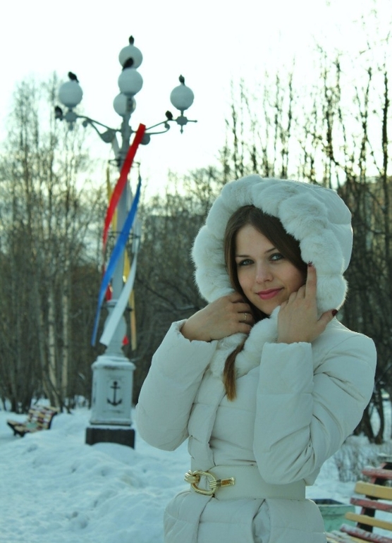 Новый пуховик молочного цвета, с натуральным мехом, с бирками, 42 размер (на 40 и 42 идеально!)