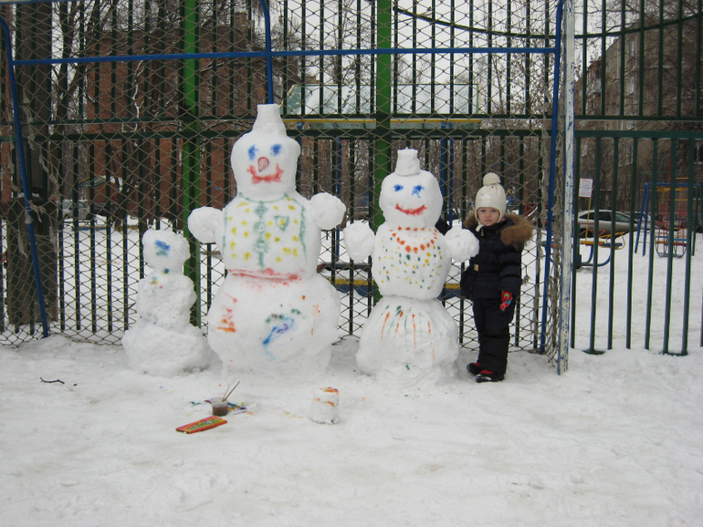 лепили снеговиков)