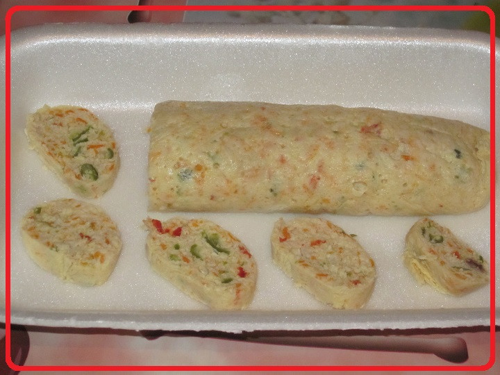 Паровая куриная колбаска с овощами.