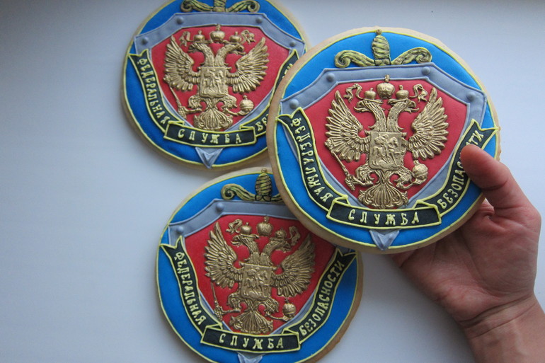 большие печеньки ФСБ)) диаметр 16 см)