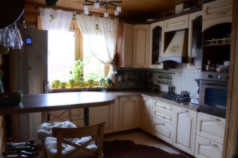 Кухня в деревянном доме.