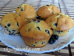 Маффины с черникой, но можно и другими ягодами)