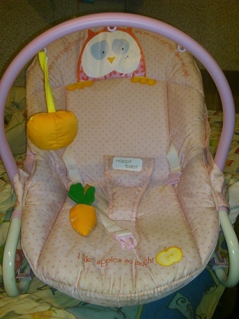 Шезлонг HappyBaby, 700 руб.