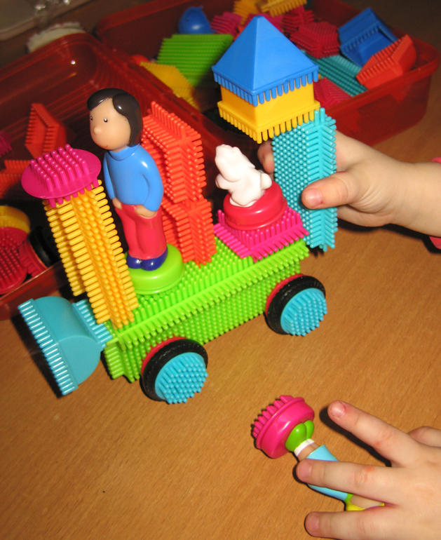 Игольчатый конструктор BATTAT Bristle Blocks 85 эл. с фигурками людей (отчет, много фото)