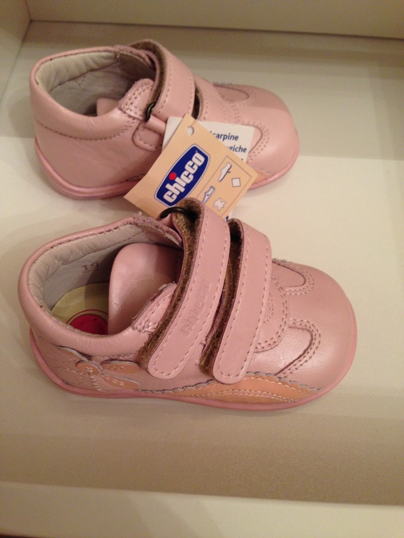 Продам кроссовки chicco