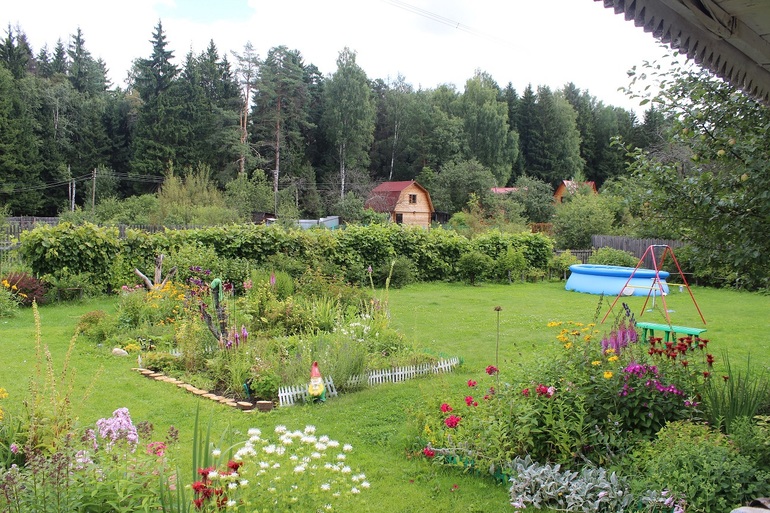 Участок 10 соток с летним домом.