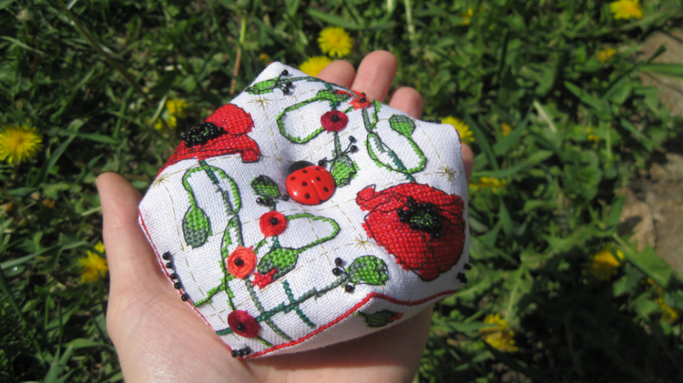 Бискорню "Poppy Paperweight" Faby Reilly