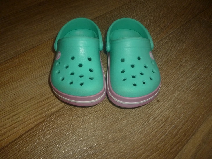 Продам CROCS  размер с 4-5 ЦЕНА 500р.