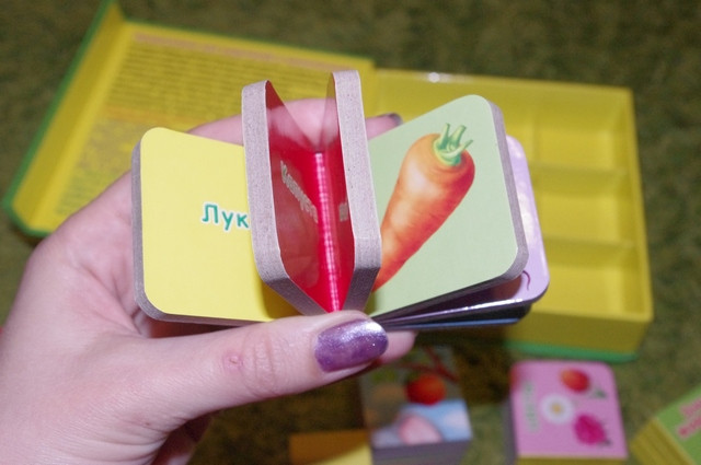 Продам книжки и кукольную мебель