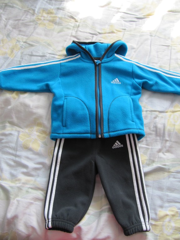 Костюм Adidas на мальчика в отличном состоянии на 6-9 мес (рост 68-74)!