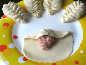 Интересная идея, как красиво залепить пирожки!