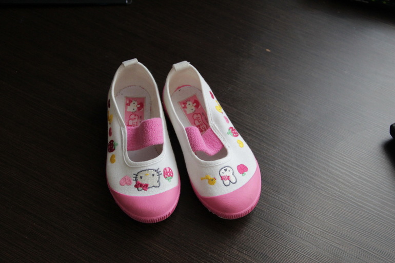 Новые спортивные тапочки Hello Kitty 200 руб.