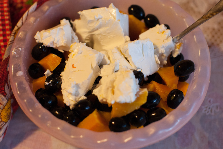 Салат из печеных овощей с тыквой и сыром Фета