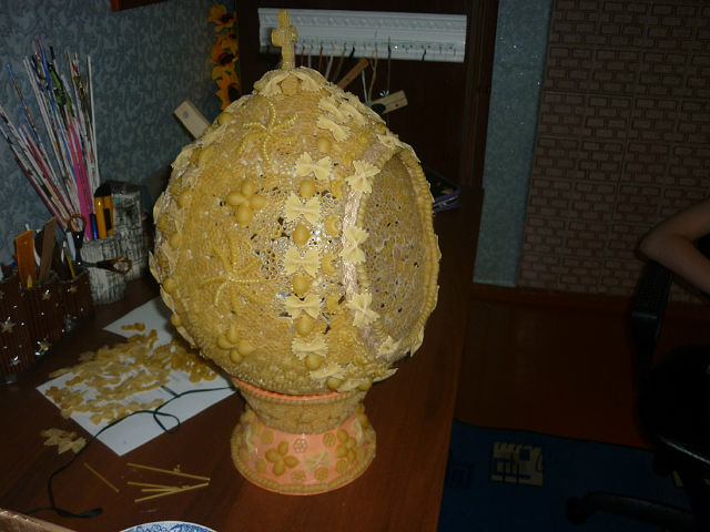 Отличная идея)))Макароны, клей,краска, шарик и красота)))