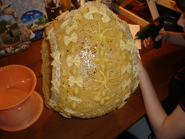 Отличная идея)))Макароны, клей,краска, шарик и красота)))