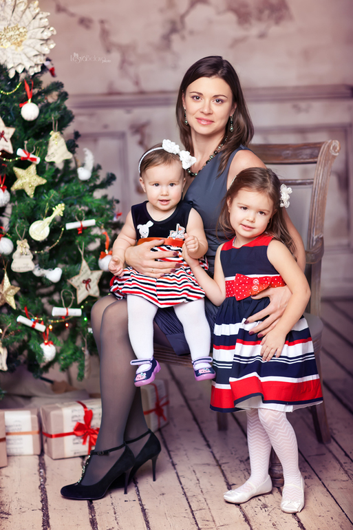 Новогоднее. Очаровательные  сестры и их родители