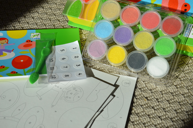 Художественный комплект Djeco Рисование песком " В саду"