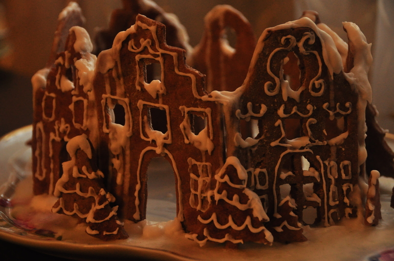 Привет всем!!! Решила поделиться идеей новогодней елочки для тех, у кого пока нет надежды поставить натуральную елочку! И немного моих хвасталок)))