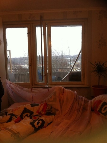 Наш смертник начал сбрасывать гранаты